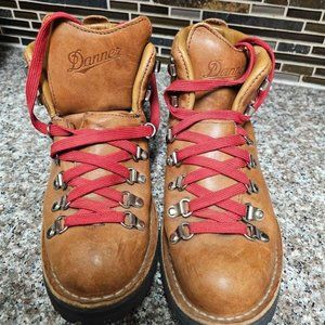 Women's Danner Mountain Light Cascade Hiking Boots. As seen in the Movie Wild!